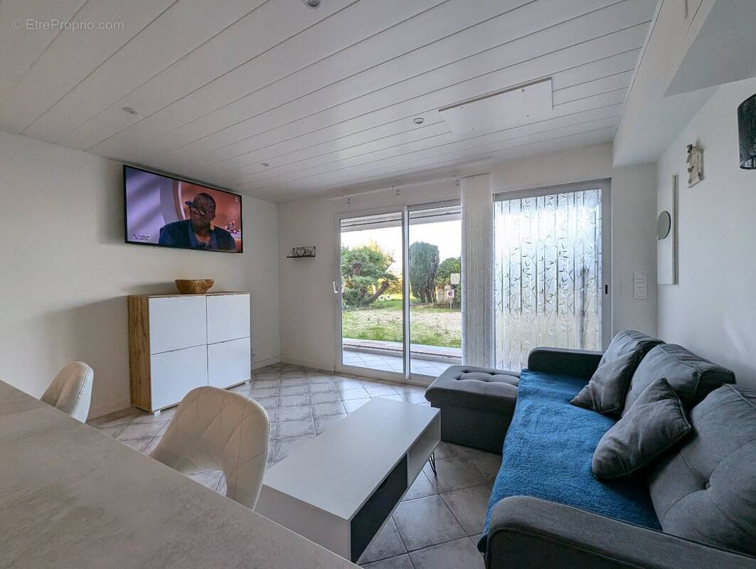 Saint-Aygulf - T2 vendu loué à 50 m de la plage - loyer 750  HC - parking privatif - photo 2