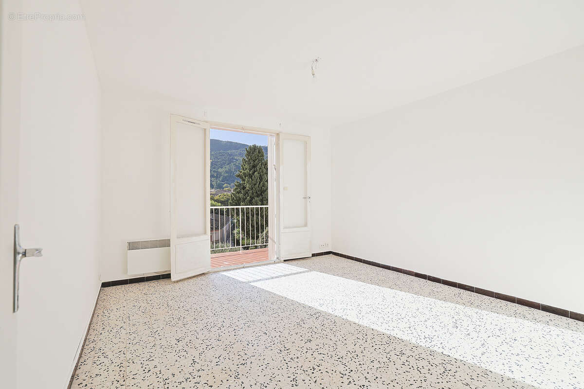 Appartement à SOLLIES-PONT