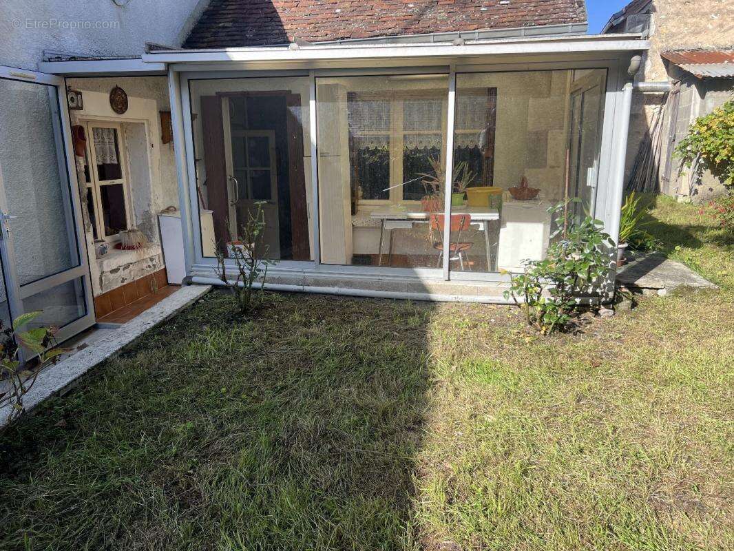 Maison à AZAY-LE-FERRON