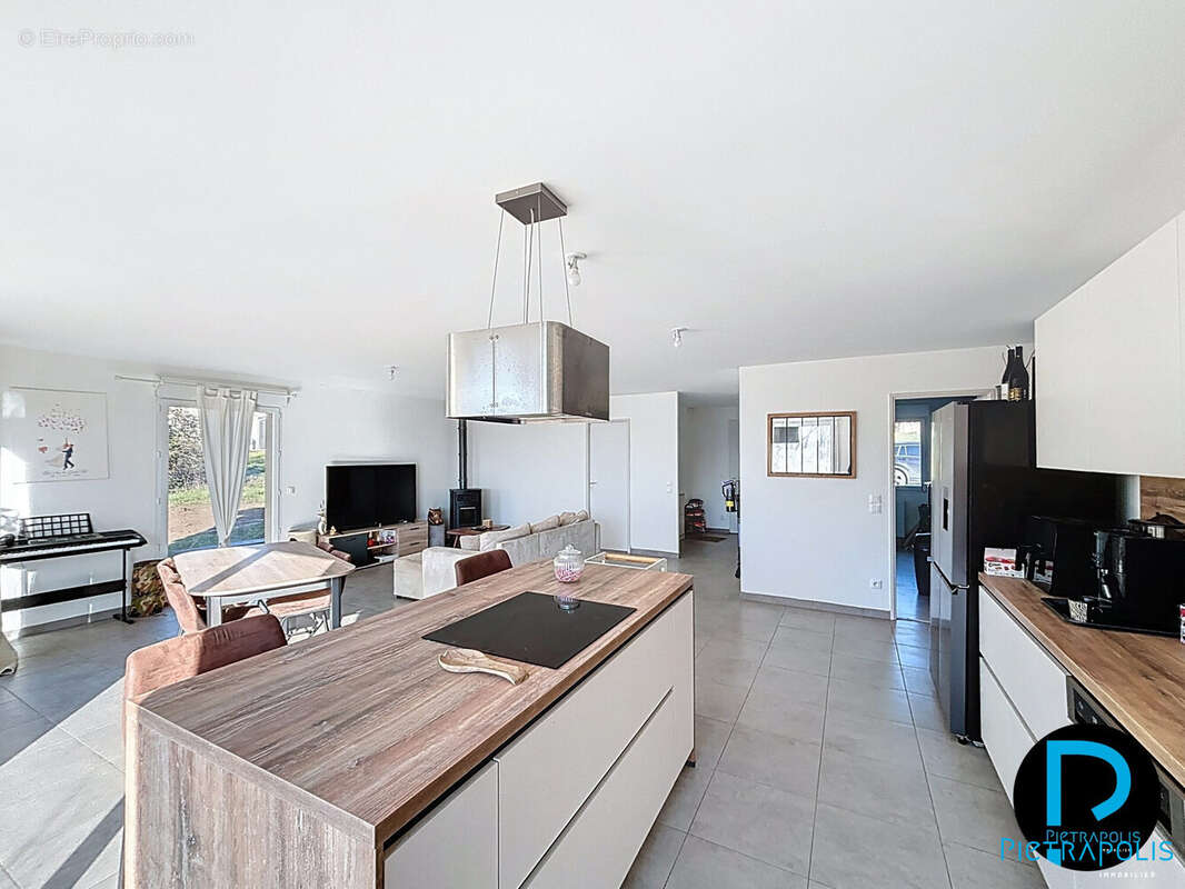 Maison à LA CHAPELLE-DE-GUINCHAY