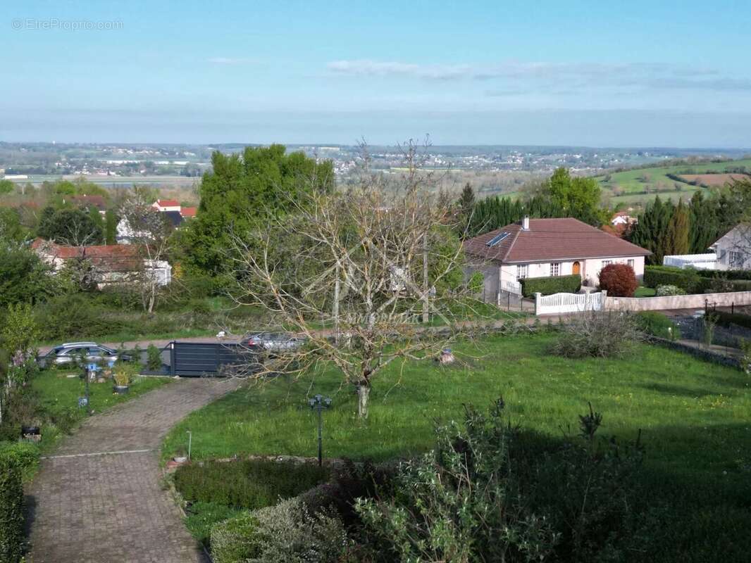 Maison à CREUZIER-LE-VIEUX