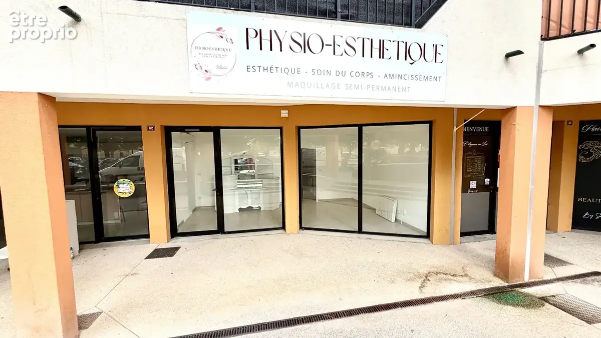 Local commercial emplacement 1 er ordre. - photo 9