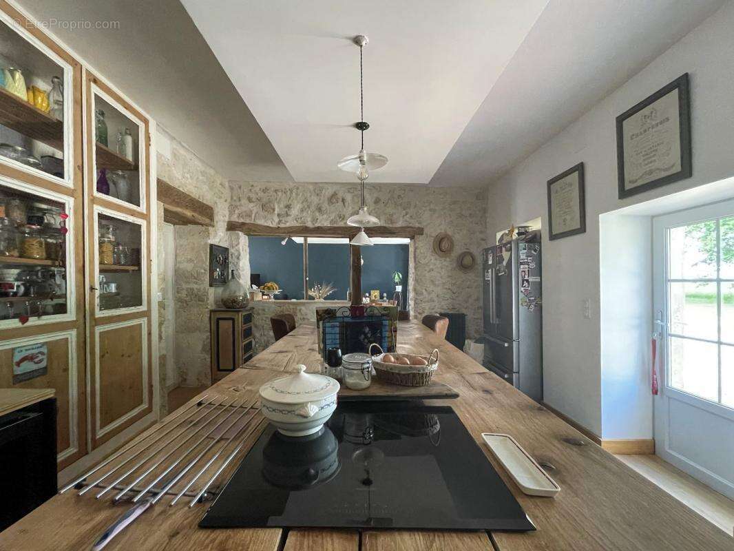 Propriété de caractère rénovée avec piscine, dépendances sur terrain de plus d’un hectare - photo 8