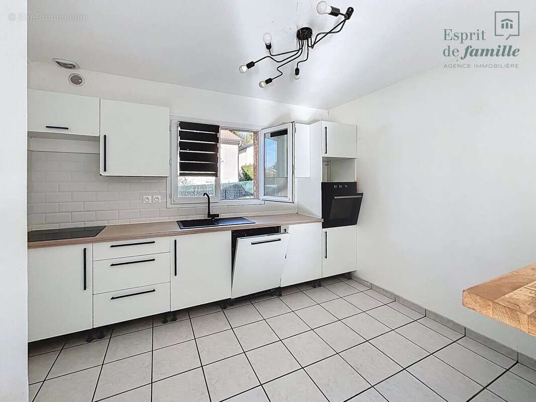 MEYZIEU, Au calme, agréable maison familiale de 105 m², - photo 6