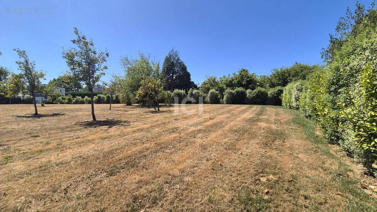 Terrain à SAINT-ETIENNE-DE-MONTLUC