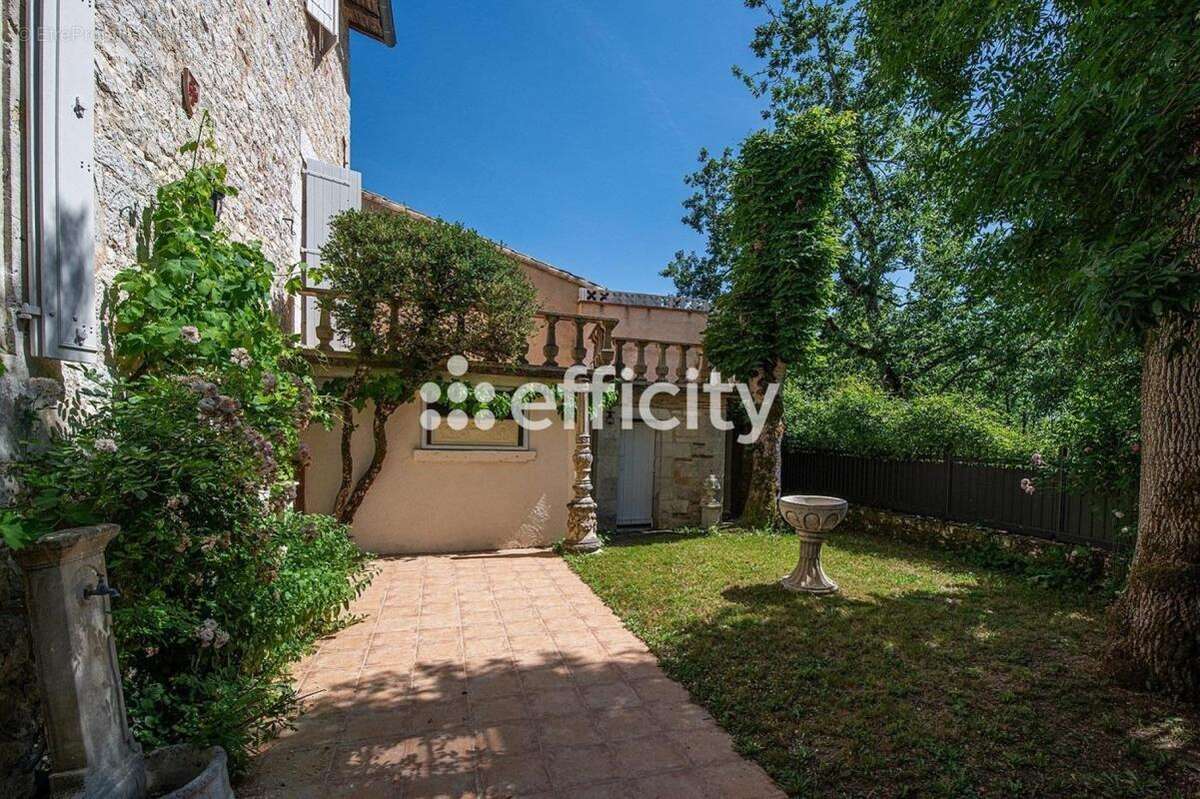 Maison 242 m² à Villeneuve-Sur-Vere  - photo 9