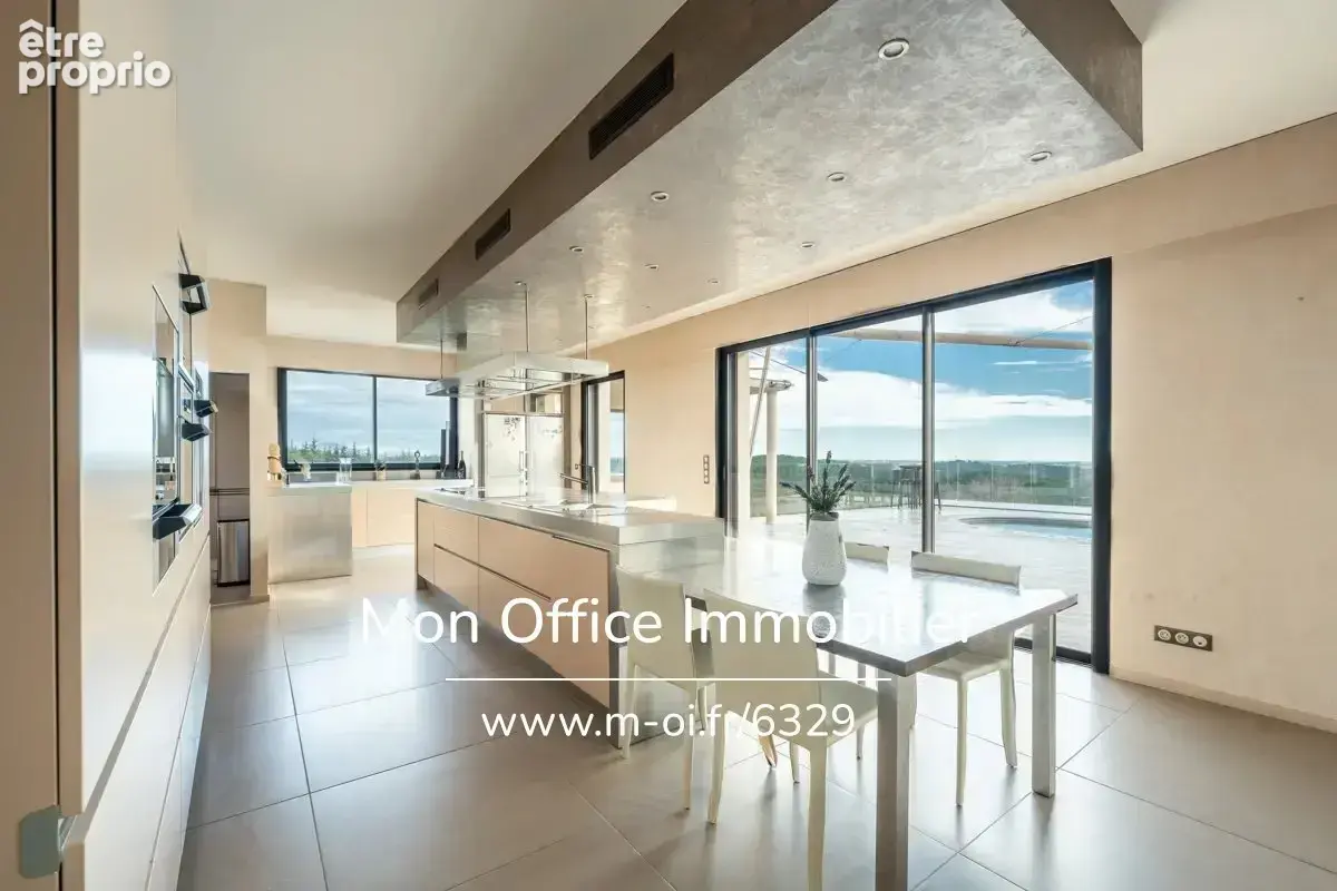 Référence : 6329-NGU. - propriété 10 pièces - 32ha - 980m2 - Vue spectaculaire sur la région et la mer - photo 10