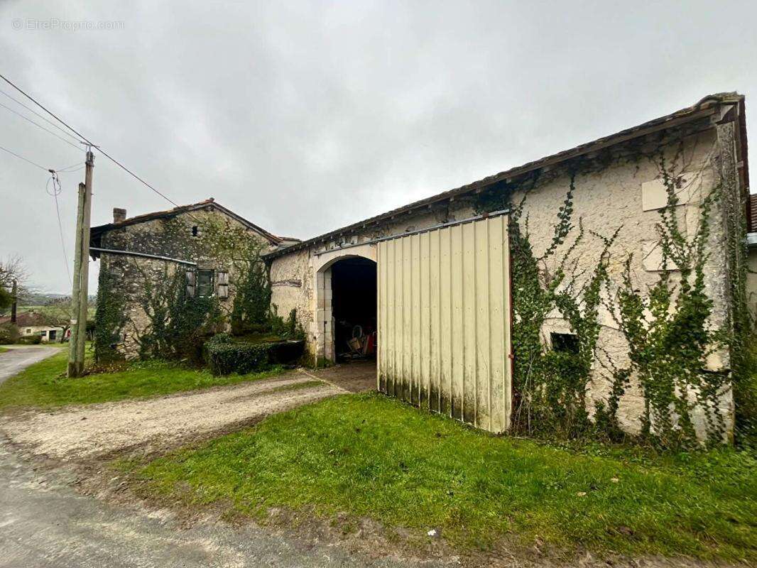 Corps de ferme avec dépendances à rénover - photo 4