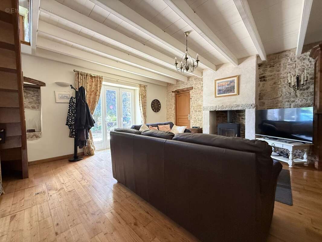 Charmante propriété en pierre de 3 chambres entre Ruffec et Verteuil - photo 3