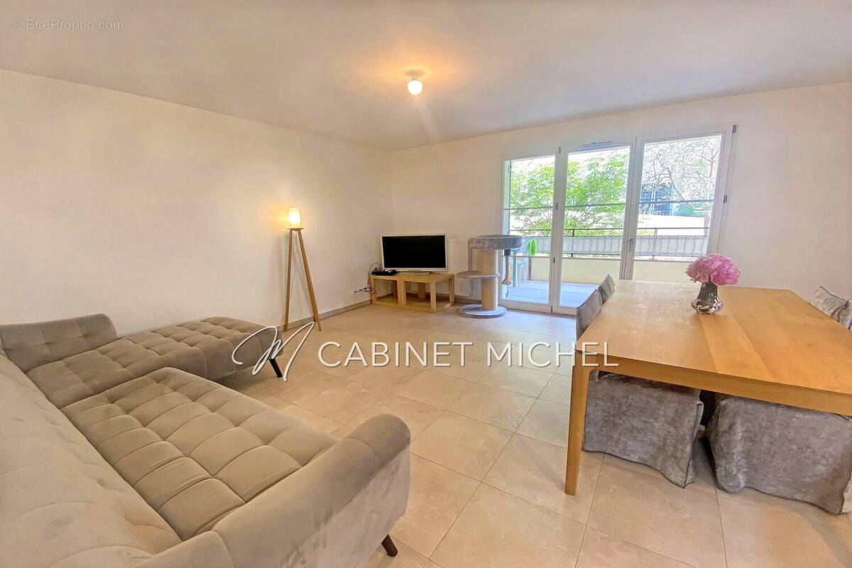 Appartement à ROQUEFORT-LES-PINS