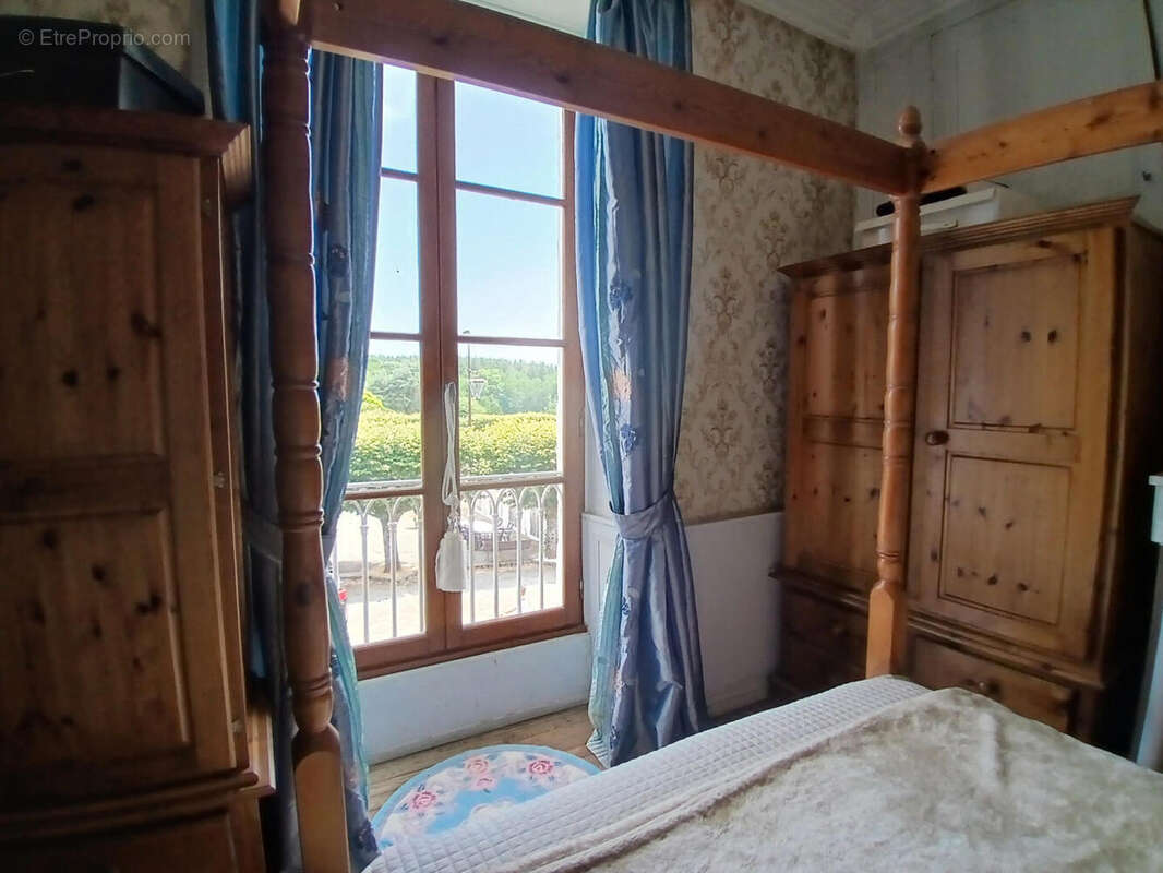 Une très belle maison de village en Dordogne à vendre, avec vue sur le château. 14 pièces. - photo 11