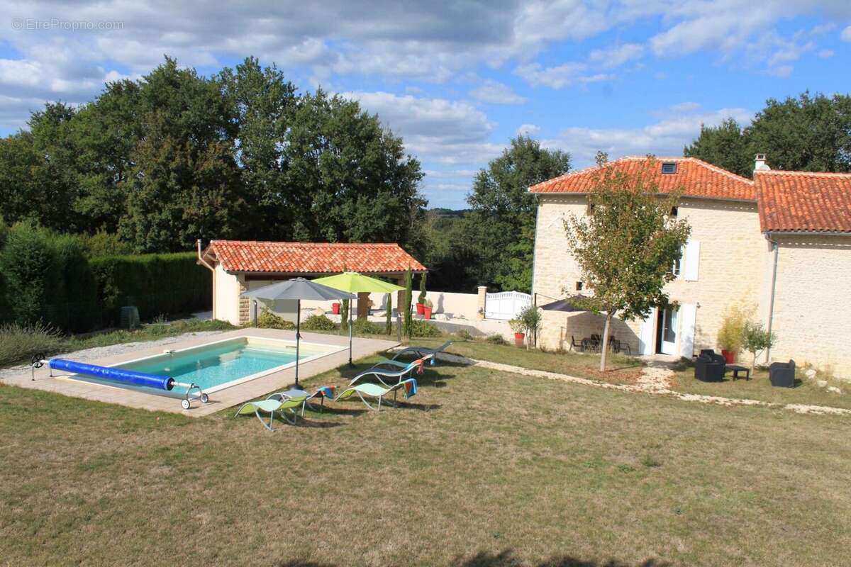 Maison 158 m² à Chasseneuil-Sur-Bonnieure  - photo 2