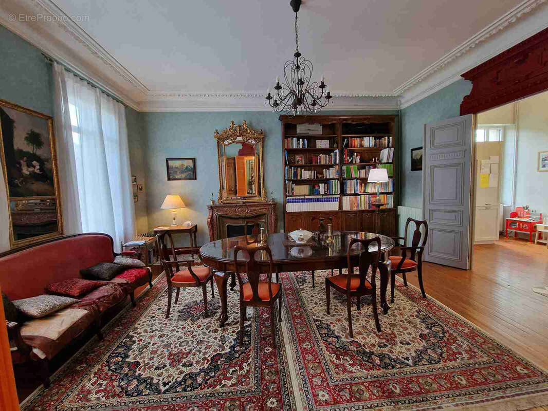 Maison de maître avec dépendances et piscine - photo 18