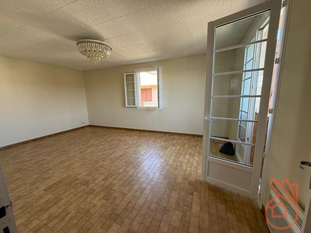 Pavillon de 140 m² divisé en 2 appartements de 2 et 4 pièces avec jardin et garage - photo 2