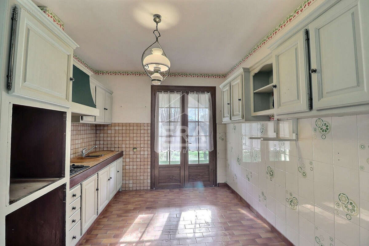 Maison à ENTRAIGUES-SUR-LA-SORGUE