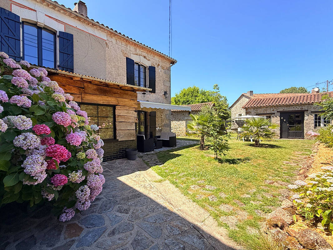 Maison à PIEGUT-PLUVIERS