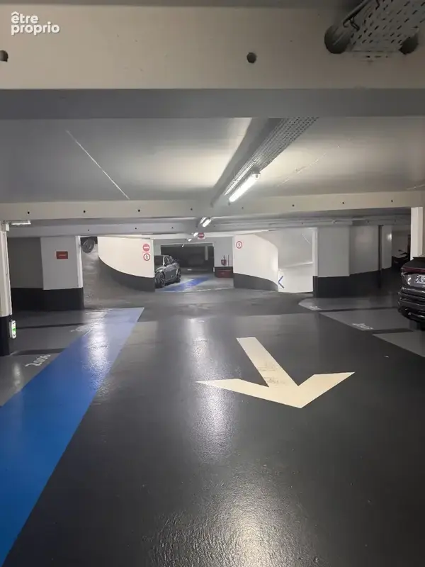 Parking sécurisé avec double porte, au 2ème SS d'un parking en parfait état - photo 3