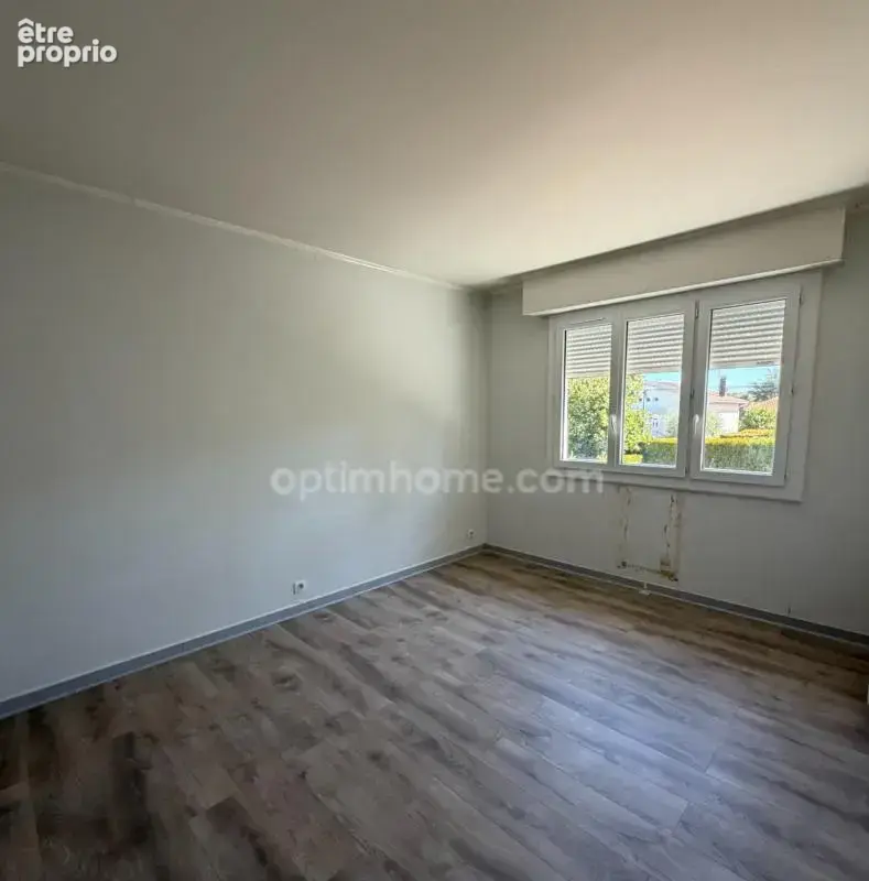 Magnac sur Touvre. Maison 84 m² sur sol sol semi enterré avec jardin - photo 4