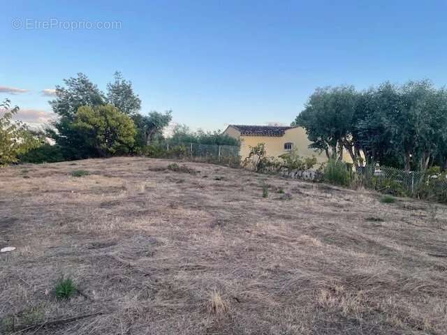 Terrain à LA ROQUETTE-SUR-SIAGNE