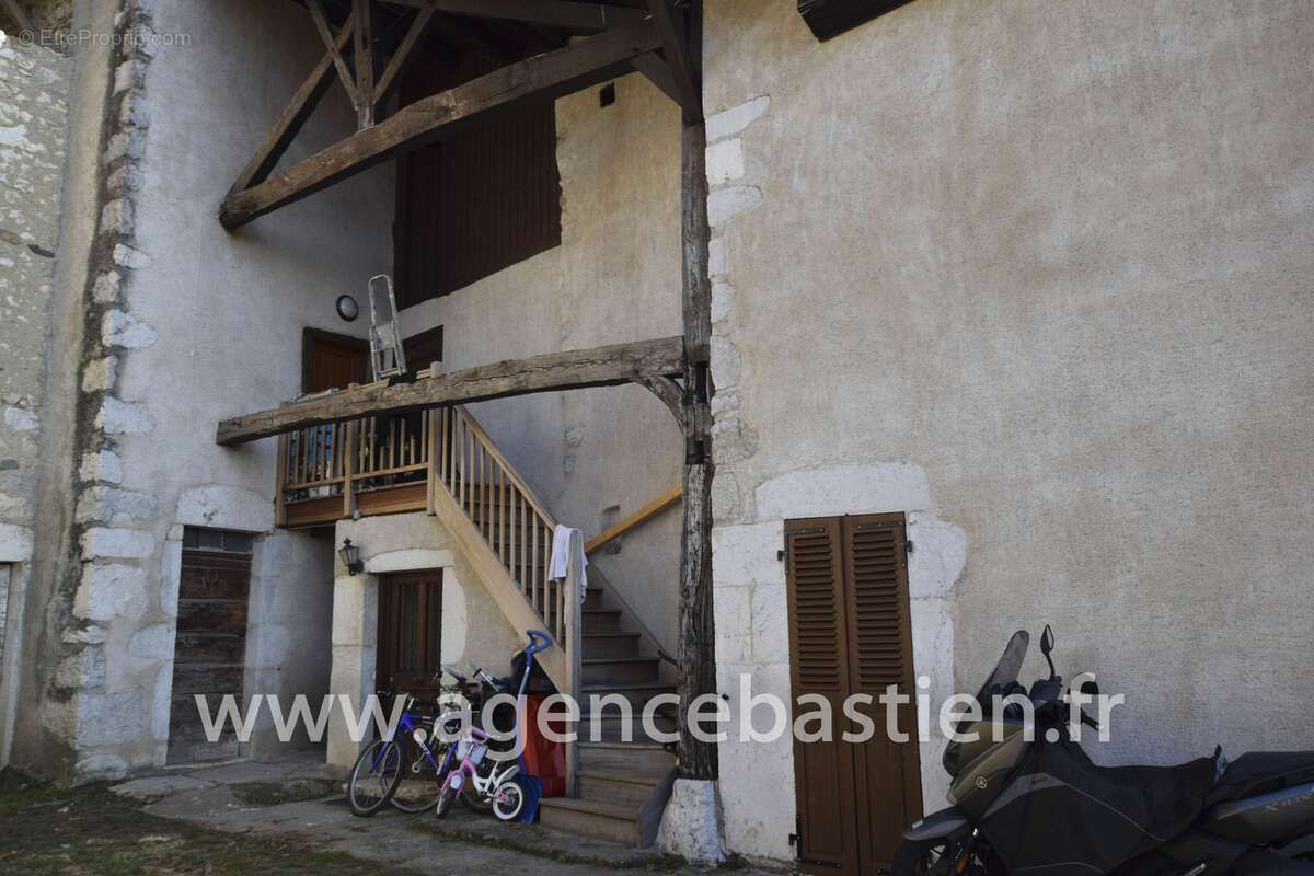 Maison à PERON