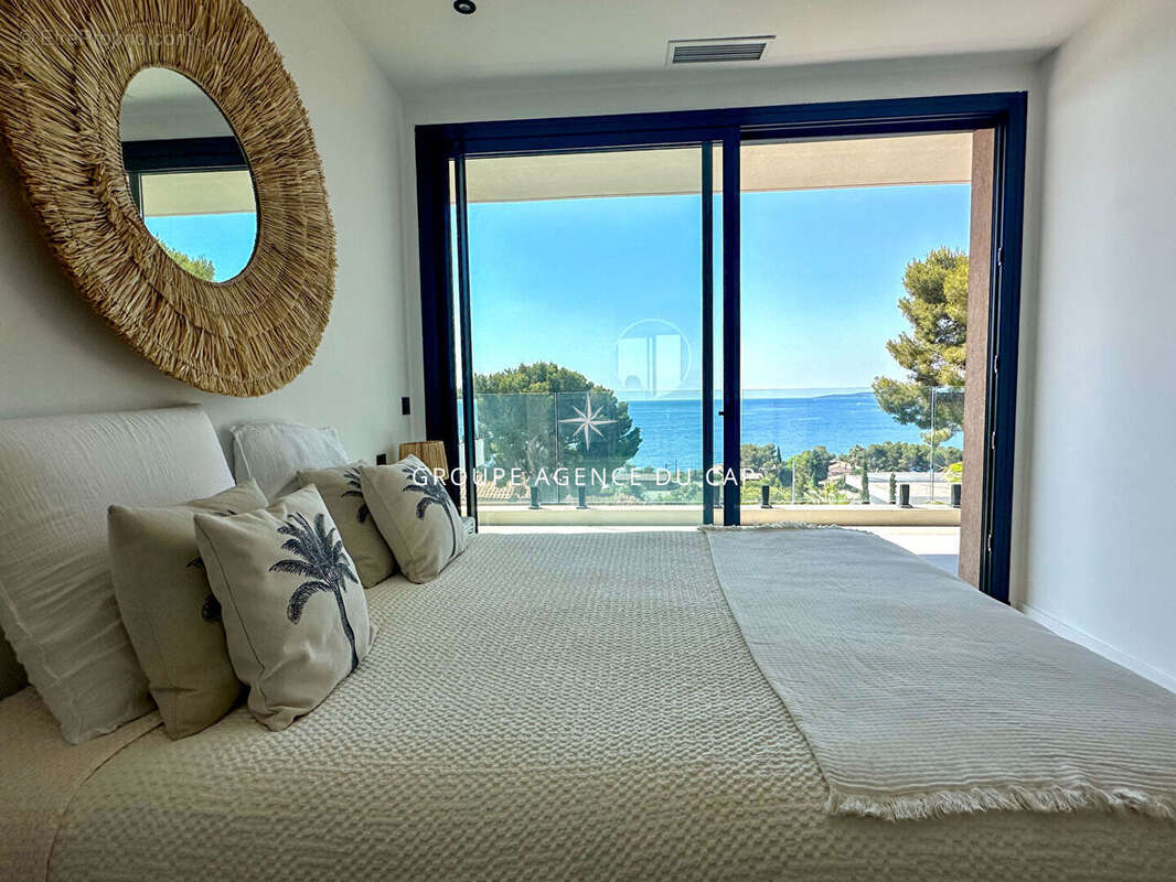 À vendre villa contemporaine de 350m² 8 pièces avec vue mer, à pied des plages et des commerces des issambres - photo 15
