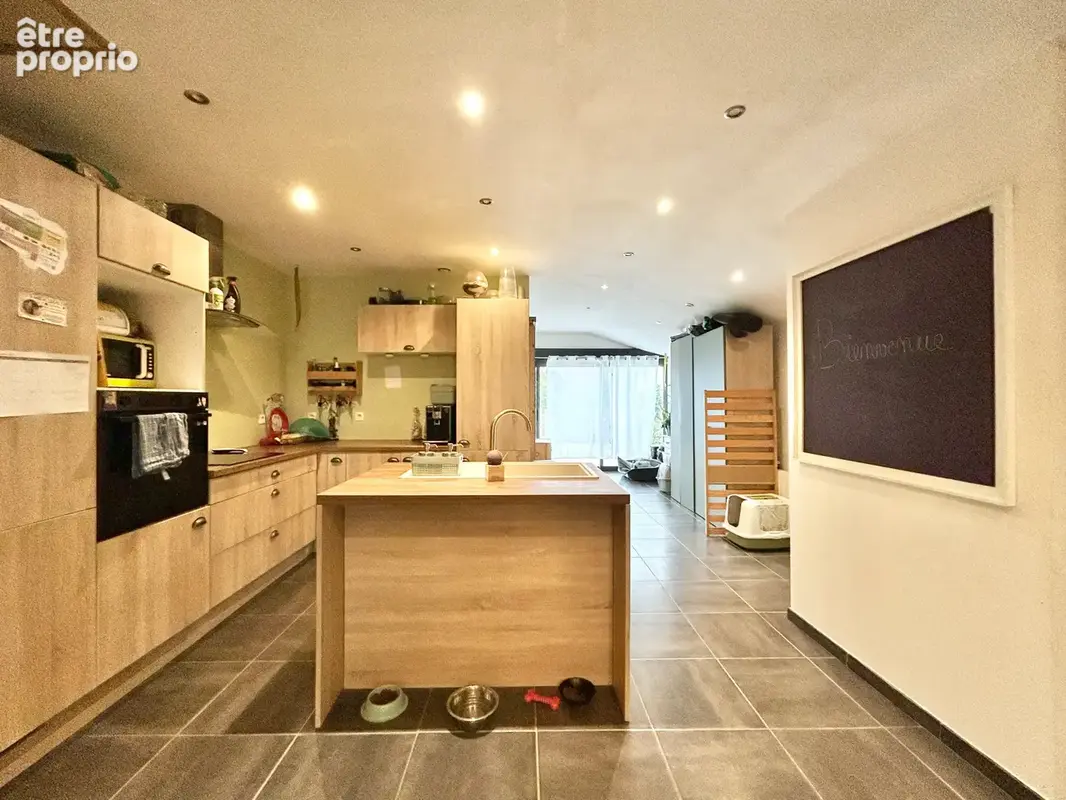Maison aux beaux volumes avec jardin et stationnement privatif ! - photo 3
