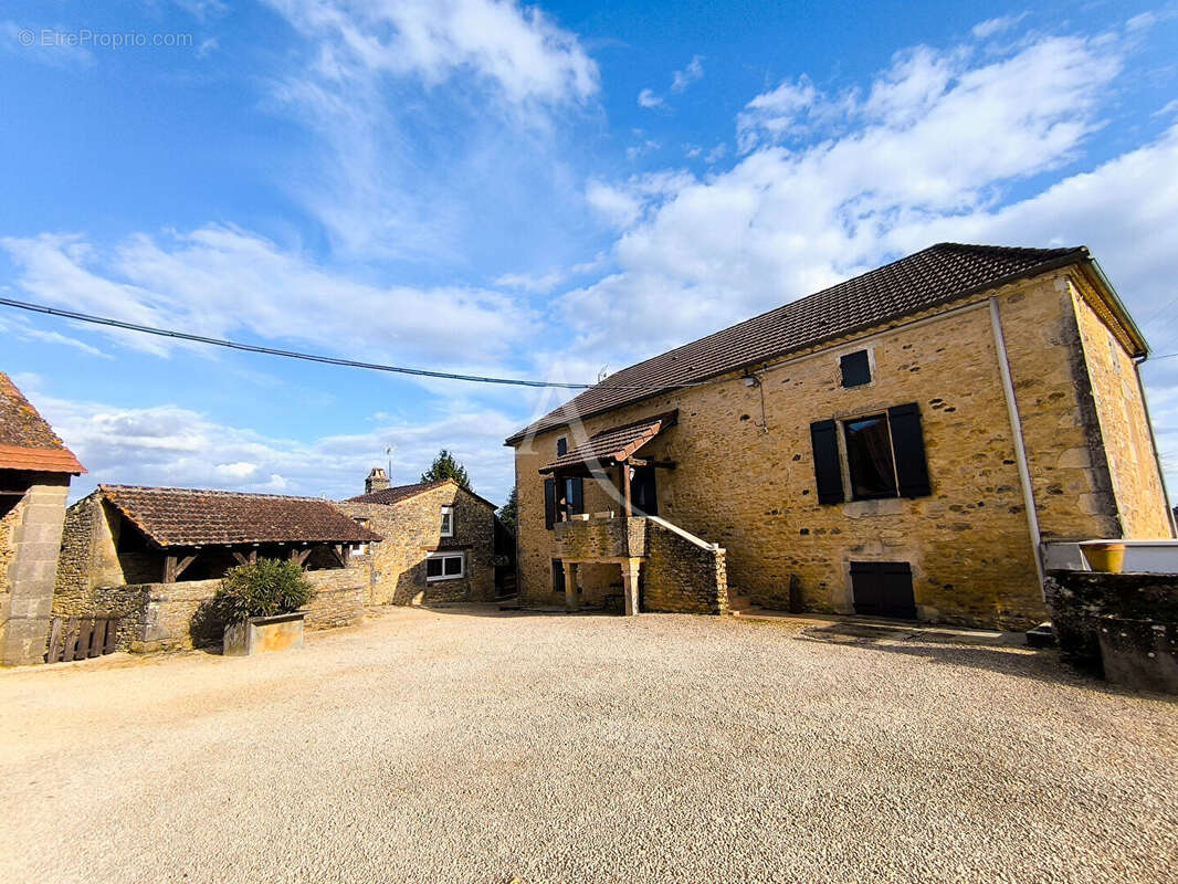 Corps de ferme: Maison en pierre 130m², parcelles de 5ha + granges - photo 2