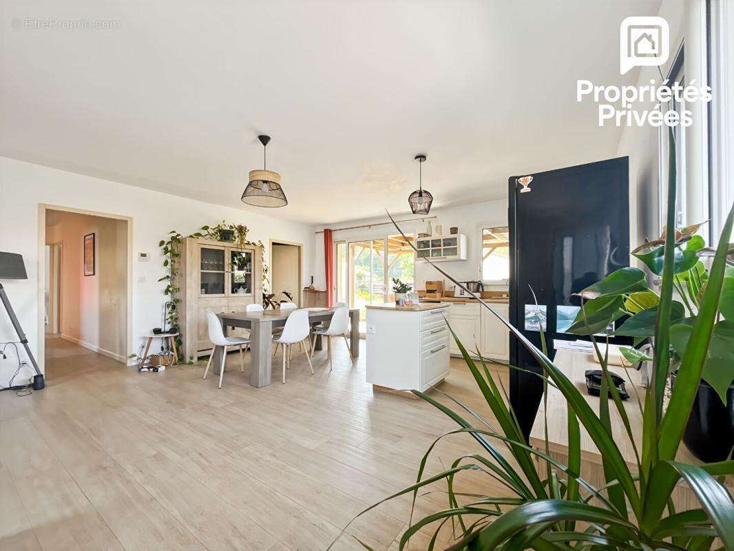Maison récente de plain-pied avec piscine et garage à Val de Virvée - 305 000 - photo 7