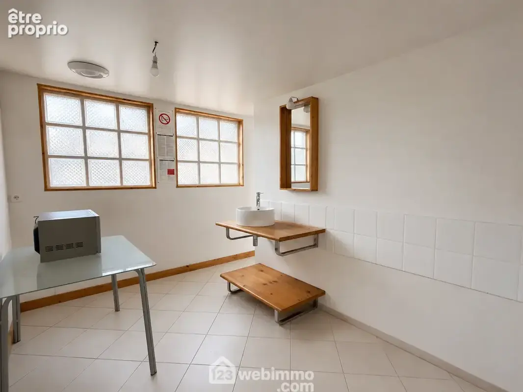 ... ainsi qu'un réfectoire avec espace buanderie (ancienne salle de bain).