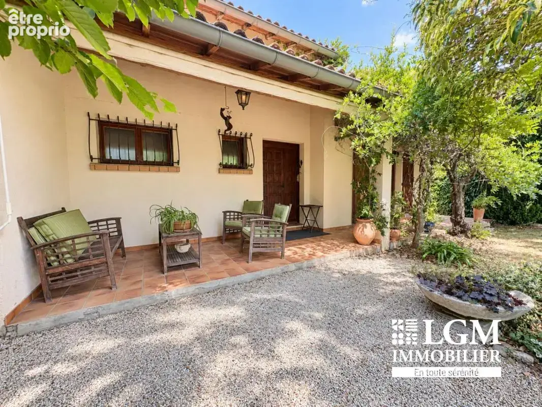 Maison familiale 155 m² – 4 chambres, terrain arboré et double accès proche du centre-ville - photo 2