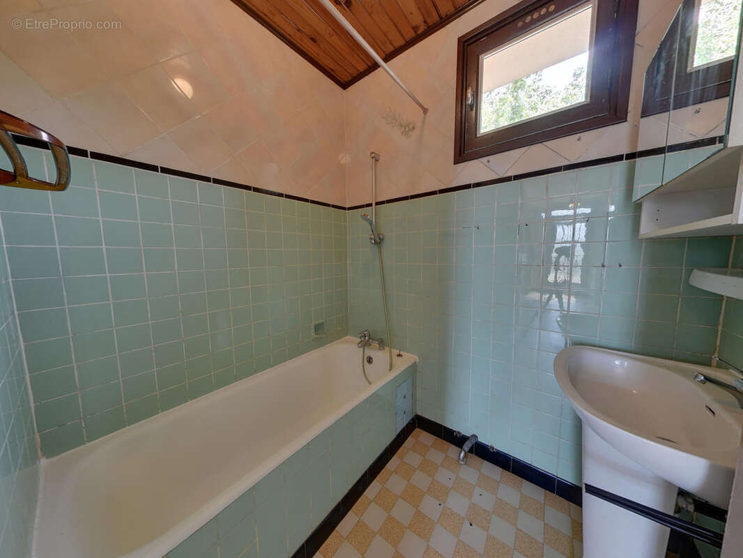 Echirolles commanderie maison individuelle avec travaux sur 407m2 de terrain - photo 11
