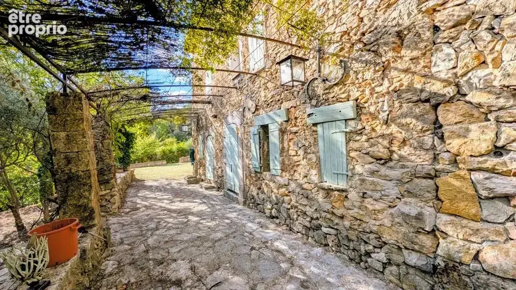 ENTRECASTEAUX : Bastide en pierres sur 1616m² - photo 1