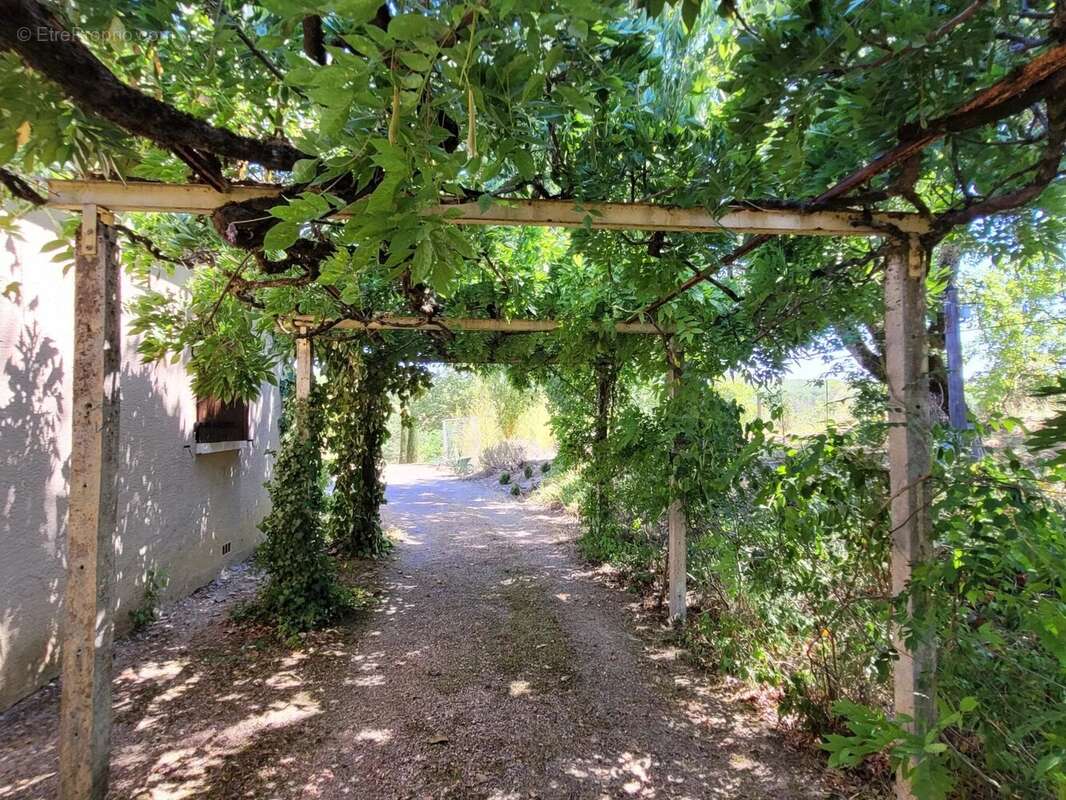 Belle maison familiale, avec piscine, dépendances et terrain de 1.7 ha - photo 13