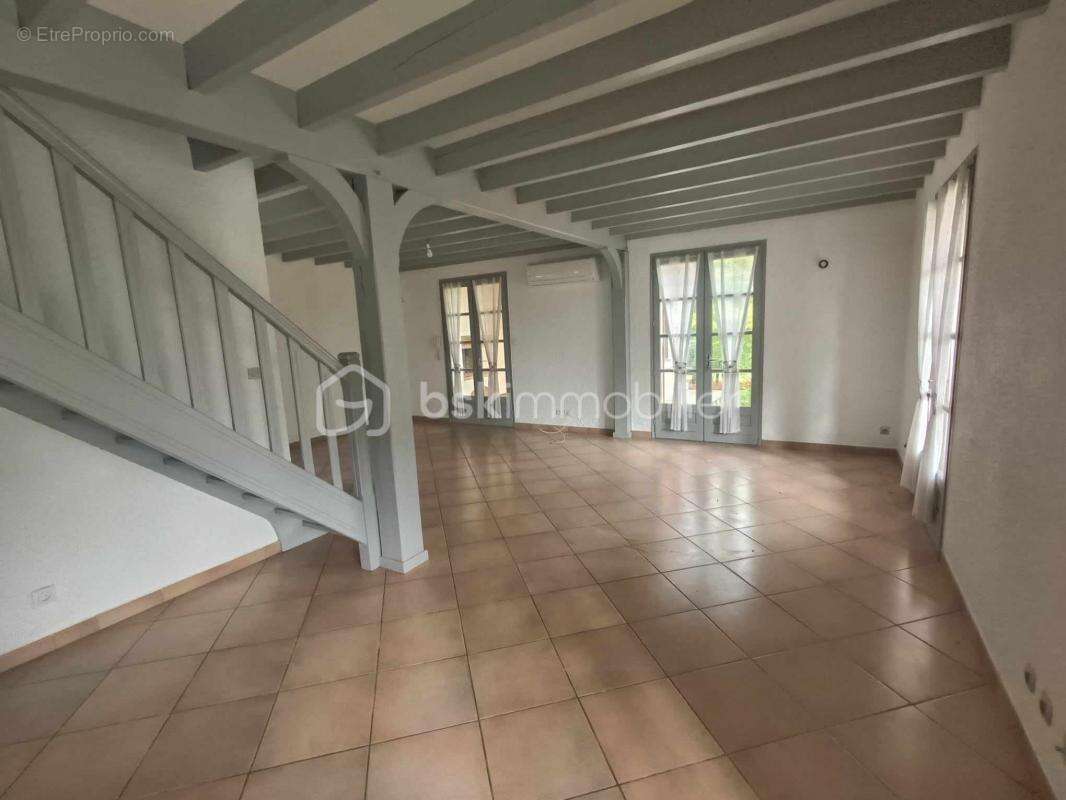Très Belle Villa type ‘’ Basque ‘’ de plain-pied de 160 m2 érigée sur un Parc de 7 069 m² à Marmande 47200 - photo 6