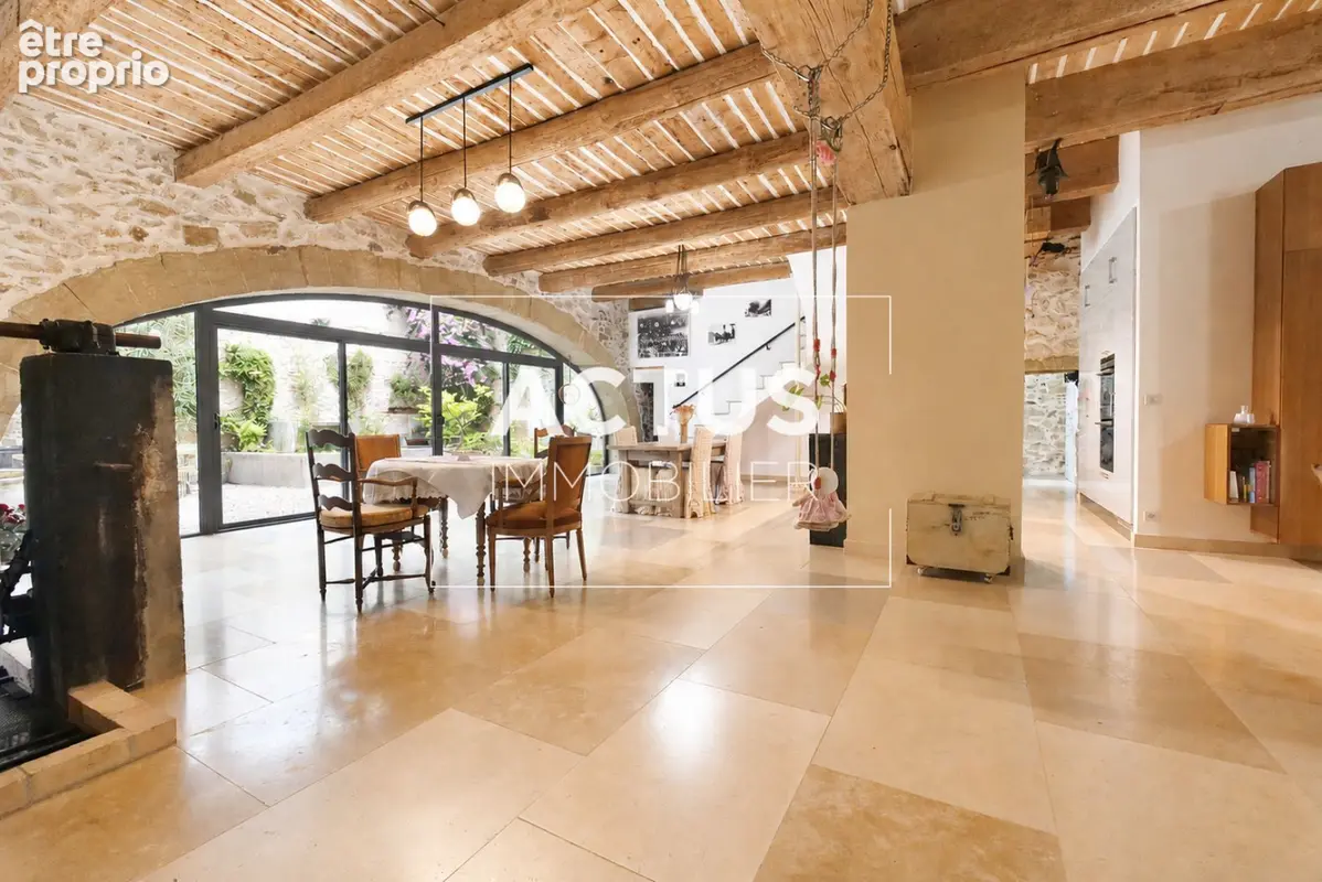 Maison 8 pièces 240 m² à vendre à Eyguieres (13430) - photo 2