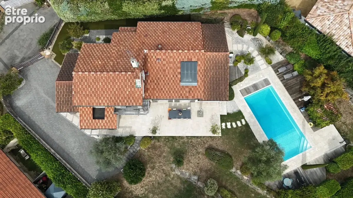 Maison familiale lumineuse de 190m² avec piscine sur 1 500 m² de terrain - photo 1