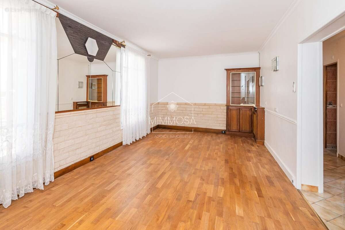 Appartement à LES PAVILLONS-SOUS-BOIS