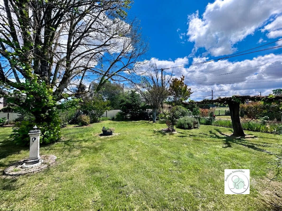 Maison 179 m² à Teuillac  - photo 2