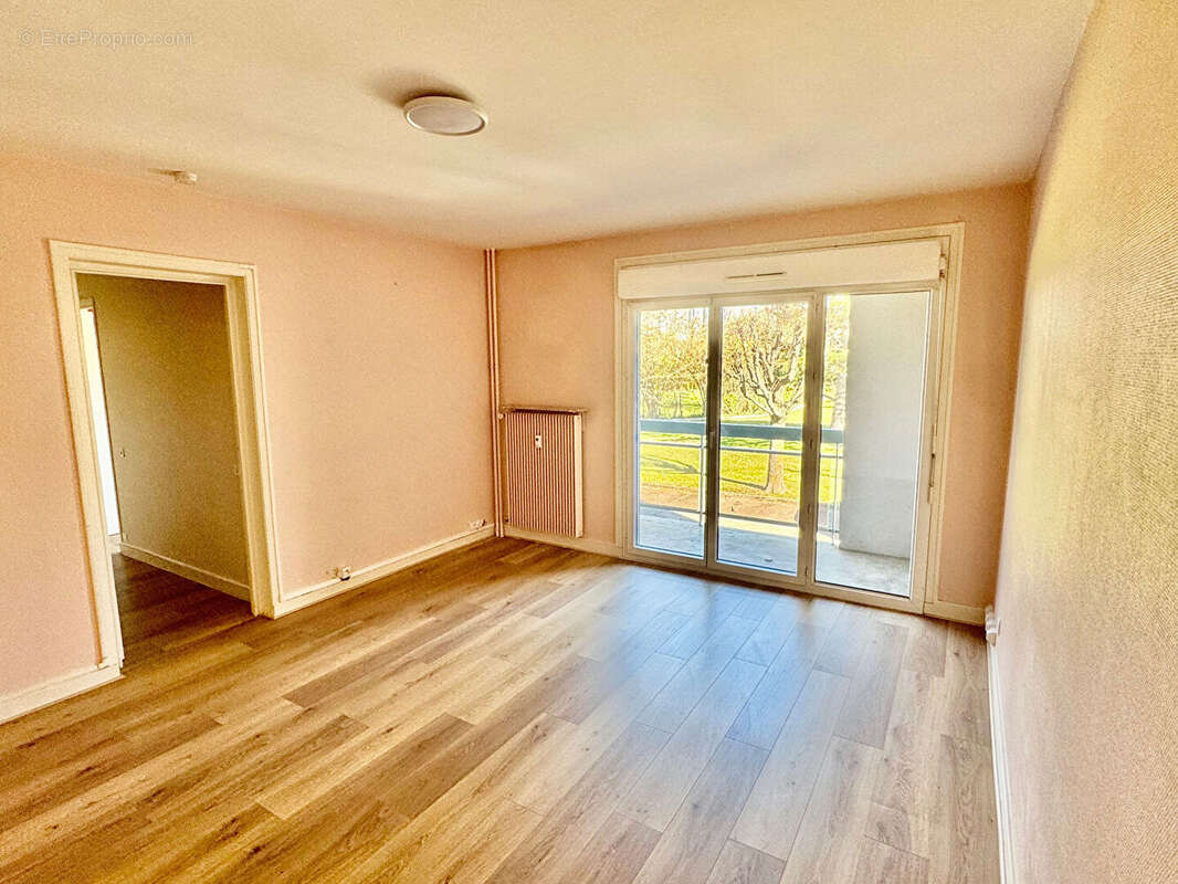 CEBAZAT / Appartement à vendre en centre-ville de type F3 avec balcon ! - photo 2