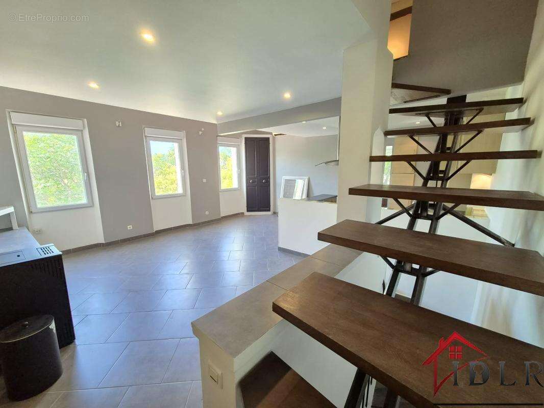 T2 lumineux en haut de villa avec jardin privatif   Toulon F - photo 5