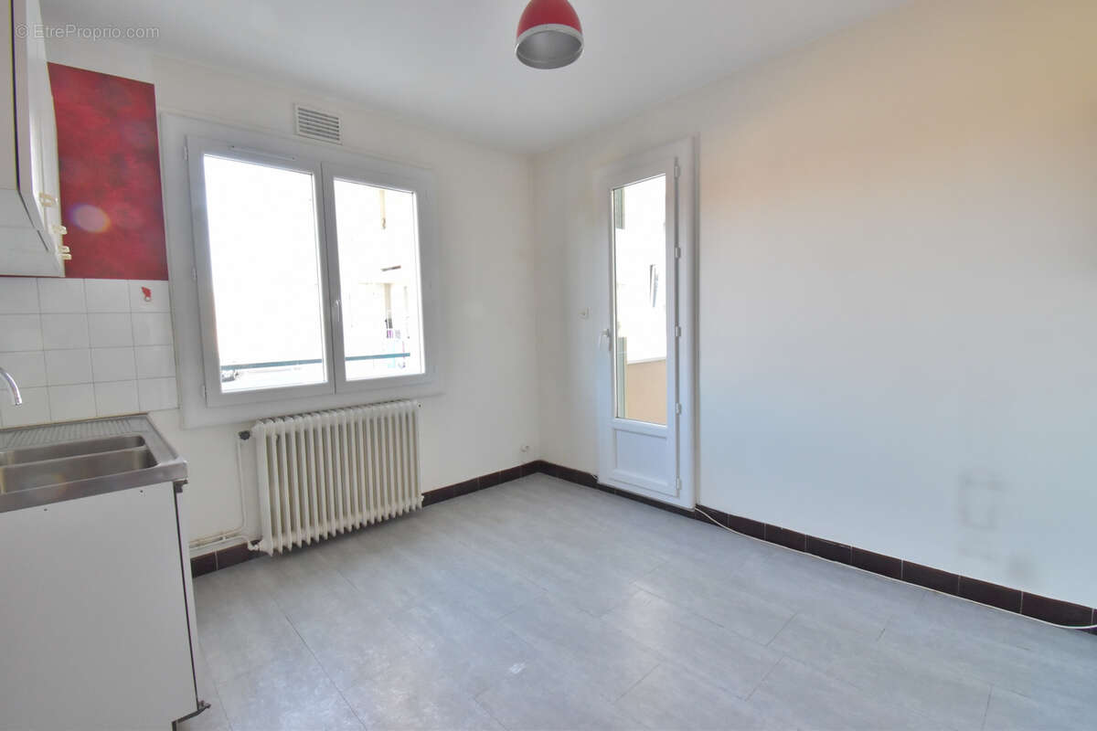 Appartement T5 - 93m2 - Moulins - 1km centre ville - photo 3