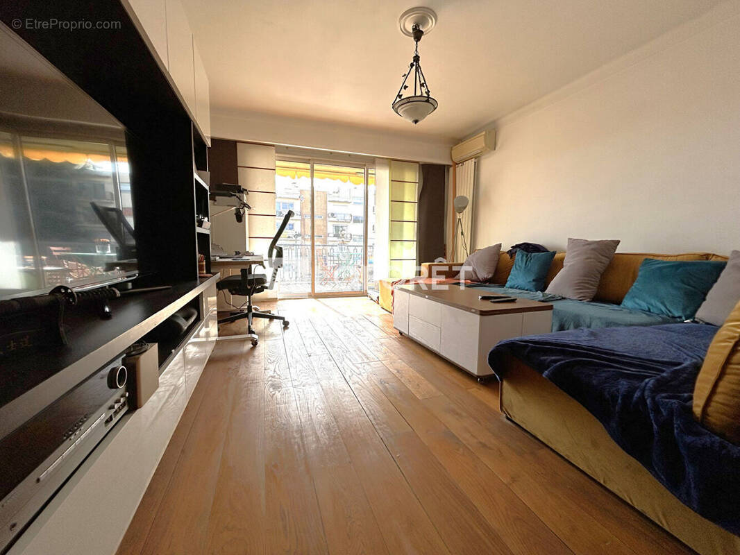 Appartement à SAINT-LAURENT-DU-VAR