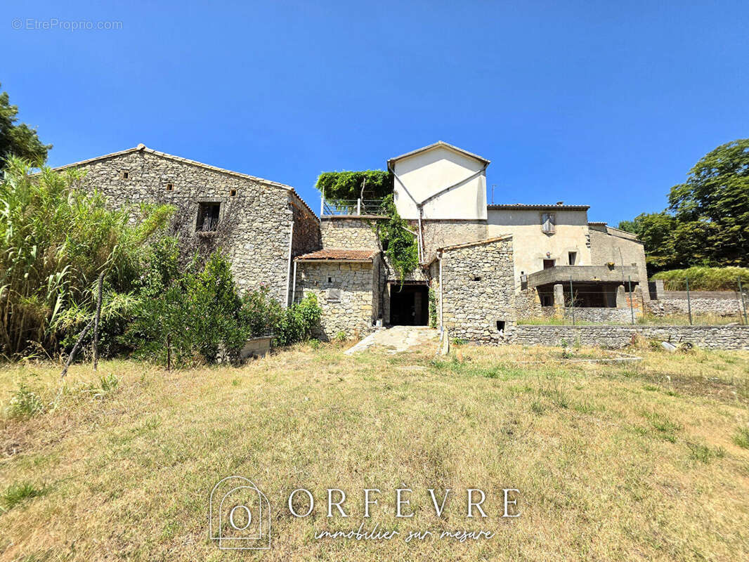Maison Carnas avec garages sur 2700m² de terrain - photo 5
