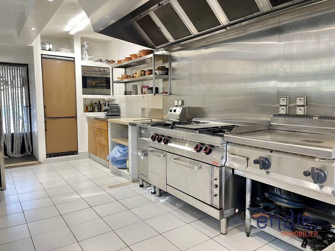 Commerce à SALERNES