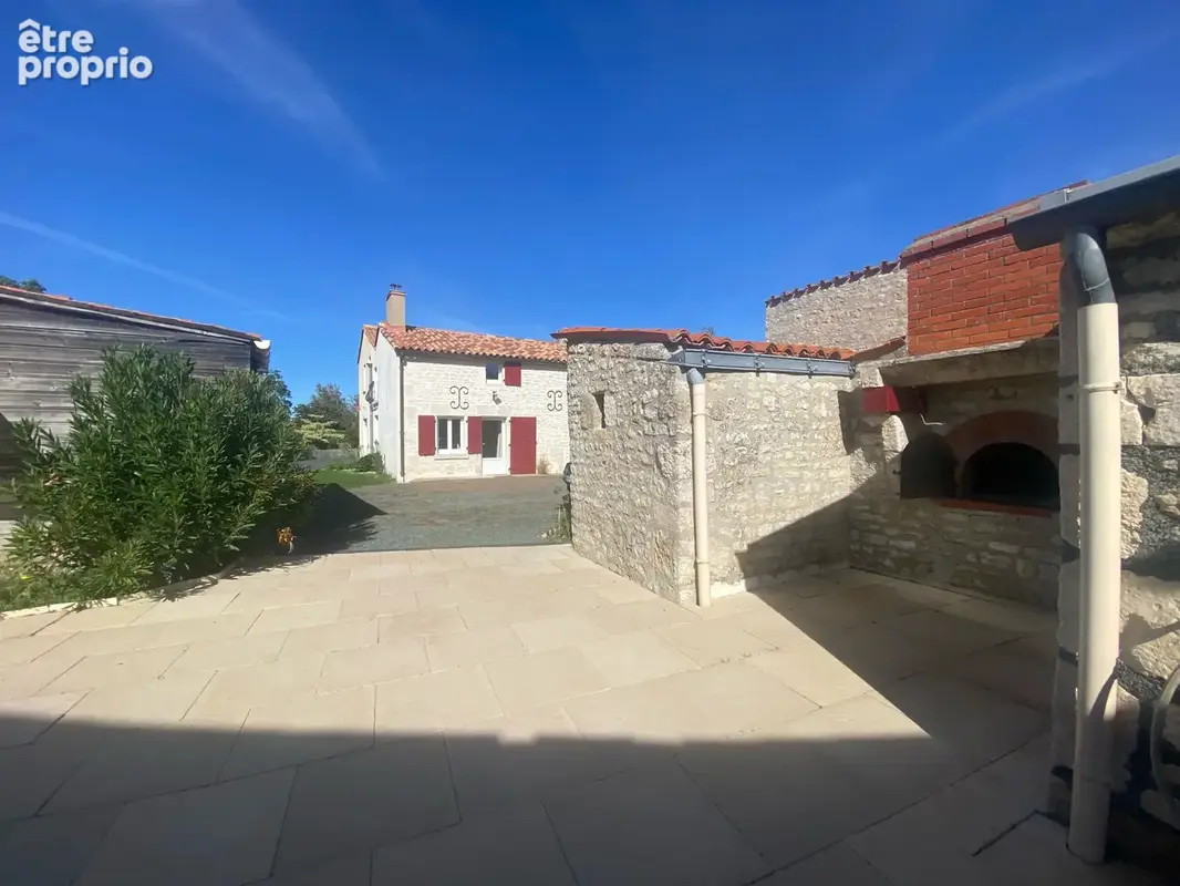 Maison en pierres à étage, 2 pièces de vie salon/salle à manger, 4 chambres, terrasses, jardin et nombreuses d - photo 3