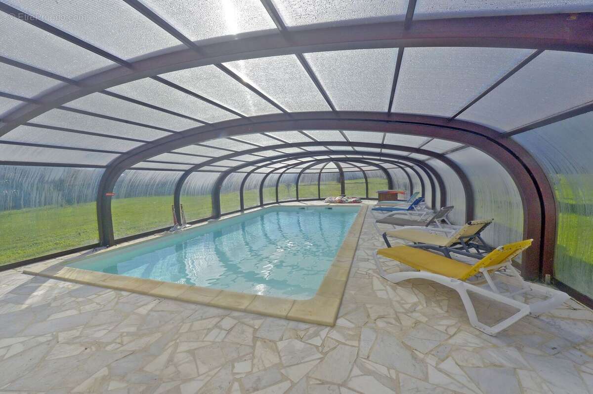 Maison 380 m² à Grezac  - photo 6