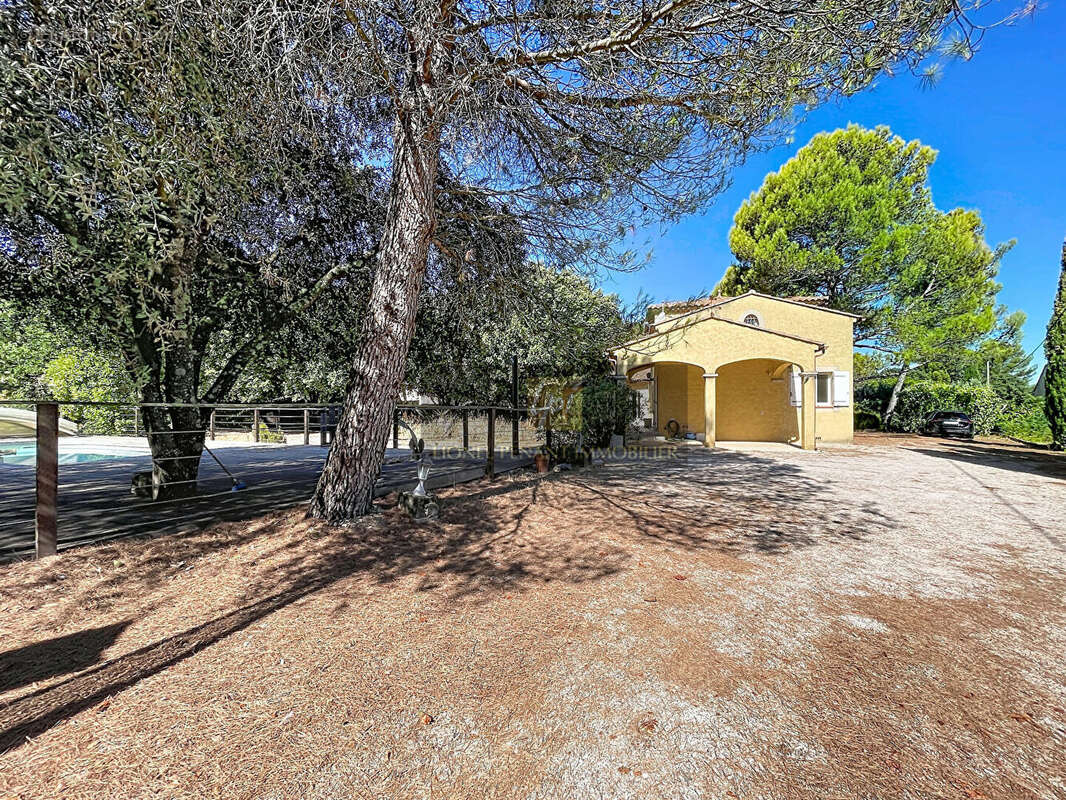 Mazan villa t7 160m² environ avec piscine garage terrasses sur un terrain de 3650m² - photo 17
