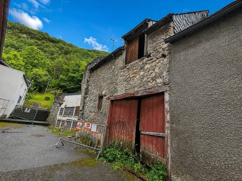 Parking à SARRANCOLIN