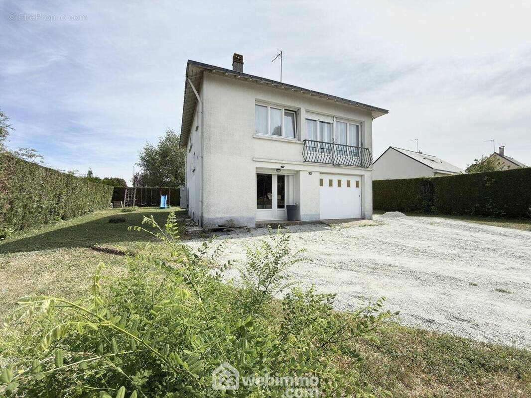 Maison sur sous-sol idéalement située proche du bourg. - Maison à MAZE