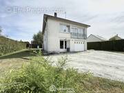 Maison sur sous-sol idéalement située proche du bourg. - Maison à MAZE